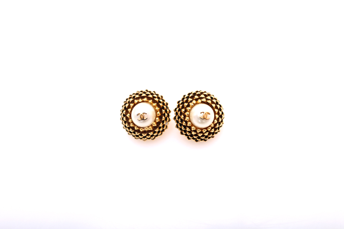 Chanel Vintage Earclips Chanel 96 P - Preowned