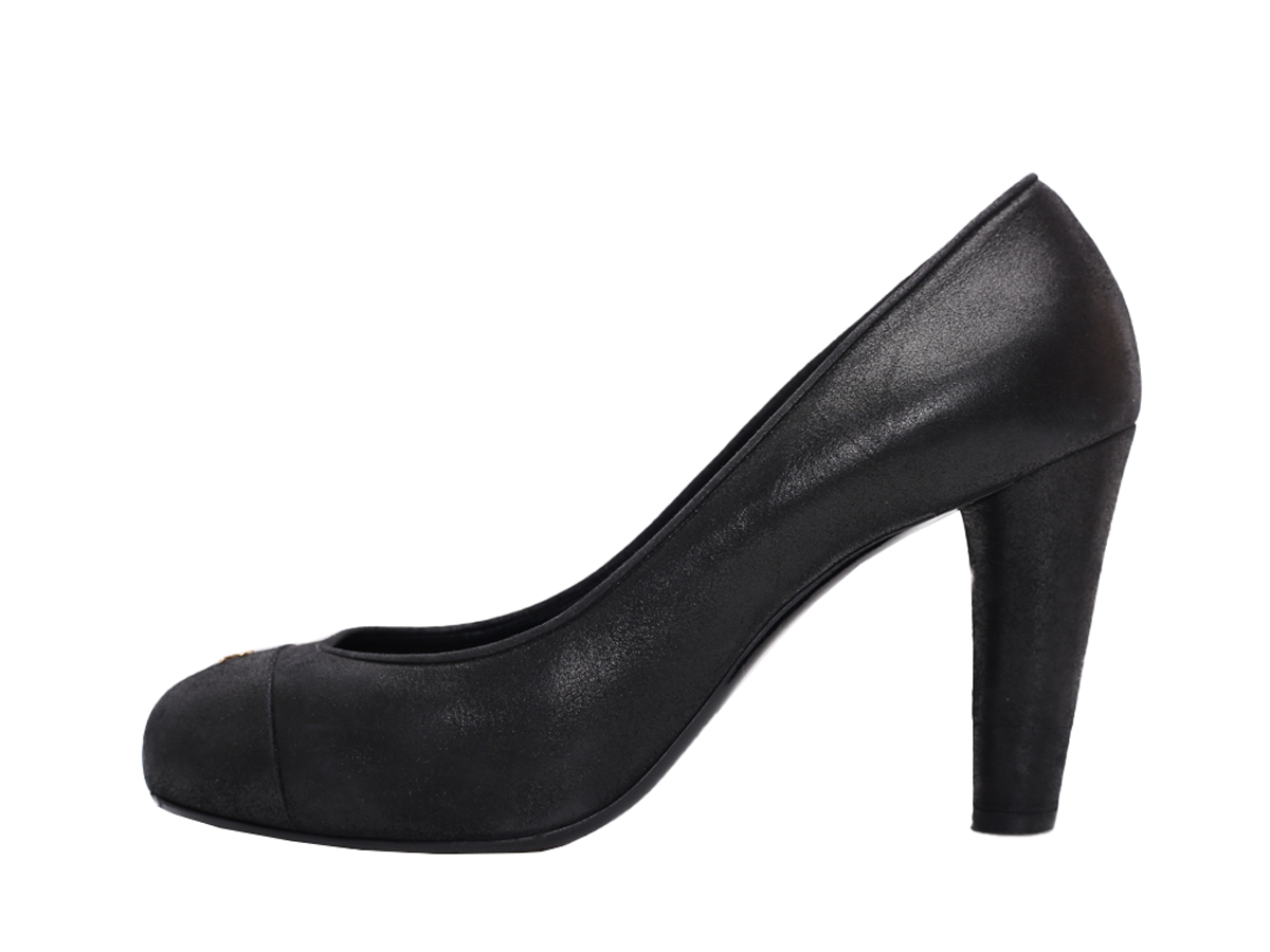 Chanel Classic Cap Toe Logo Pumps In Black Leather - Preowned